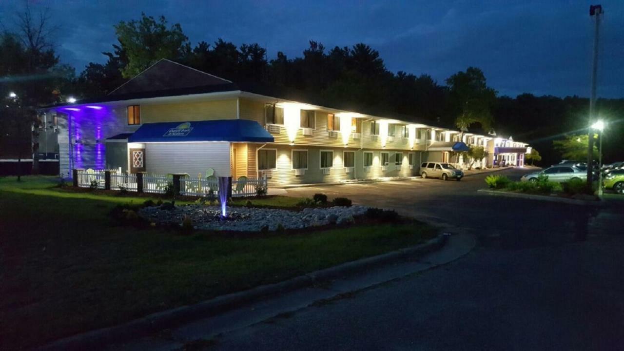 Days Inn & Suites By Wyndham Stevens Point Exterior foto